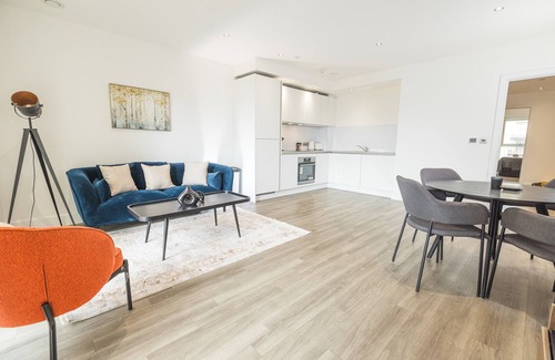 Royal Docks Apartment | City Escape - Royal Wharf 2 Bed