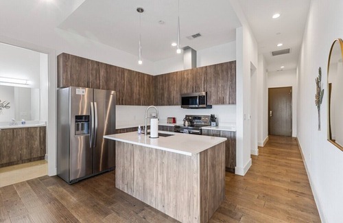 Cedars Apartment | City Flat - King Bed - 2 Full Baths - Gym Access!