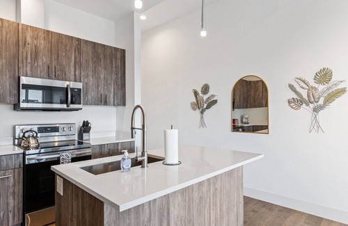 Cedars Apartment | City Flat - King Bed - 2 Full Baths - Gym Access!
