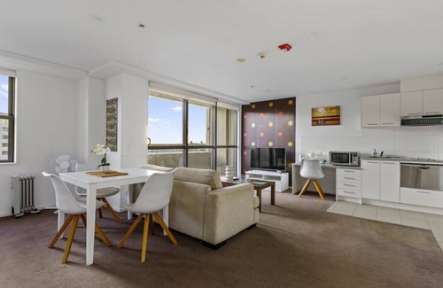 Newton Apartment | City Fringe Apt w Sunset Views Minutes To Hospital