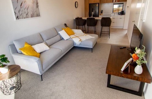 Somerfield House | City Fringe near Barrington Mall 2 Bed w/Carpark
