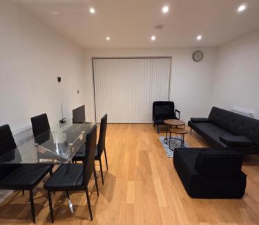 Southall Broadway Apartment | City Gateway Apartment - Green Quarter Southall Retreat