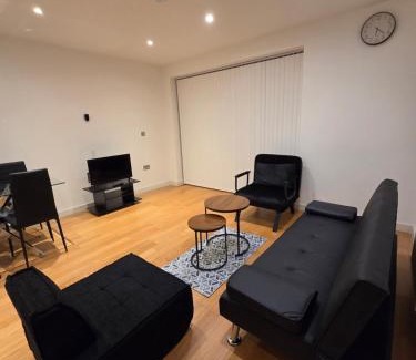 Southall Broadway Apartment | City Gateway Apartment - Green Quarter Southall Retreat