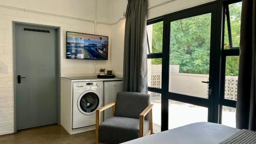 Downtown Johannesburg Apartment | City Living Apartment 119 - Private Balcony, Washing Machine & Fast WiFi