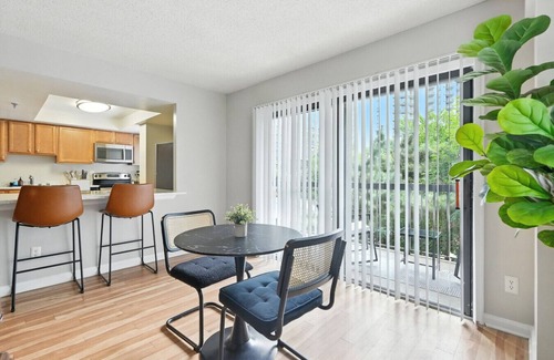 Crystal City Apartment | City Luxury Stay | Sleeps 8 | Free Parking Near DC