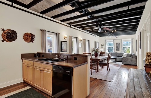 Historic District - North Condo | City Market Loft, Walk everywhere, Pool Access