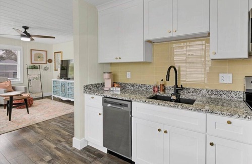 Safety Harbor House | City Meets Coast 2BR Haven + Quick Wi-Fi
