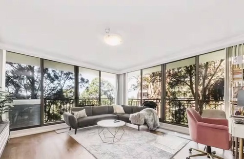 Artarmon Apartment | City Oasis - terrific location & district viewsn