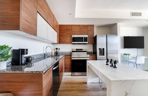 Downtown Miami Apartment | City/Ocean Views/Central/Skyrise
