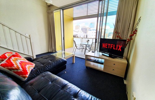 Spring Hill Apartment | CITY PENTHOUSE ★Views★Wine★Pool★Gym★Netflix