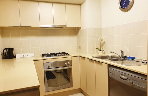 Spring Hill Apartment | CITY PENTHOUSE ★Views★Wine★Pool★Gym★Netflix