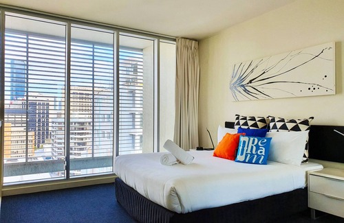 Spring Hill Apartment | CITY PENTHOUSE ★Views★Wine★Pool★Gym★Netflix