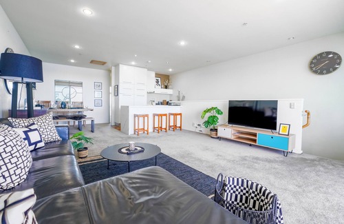 Auckland Central Business District Apartment | City Penthouse with Panoramic Ocean Views