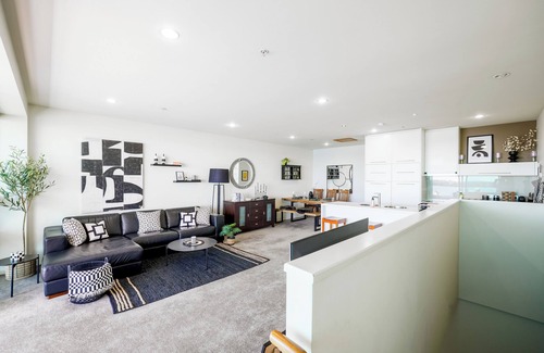 Auckland Central Business District Apartment | City Penthouse with Panoramic Ocean Views