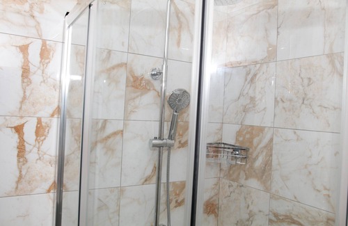 Edgbaston Apartment | City Road Birmingham Apartment from Oofy, en-suite sleeps 4 - Apt 1