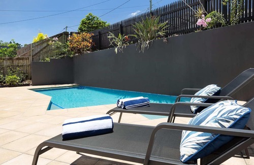 Balmoral House | City Skyline Views|Balmoral Pool Home|Pet Friendly