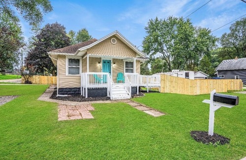 Lansing House | City Slicker | 2BR 1 BA Home I Fire Pit