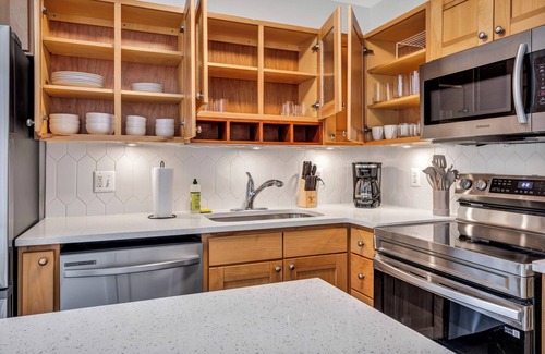 Ohio City Apartment | City Suite, Free Parking, 24/7 Hour Gym