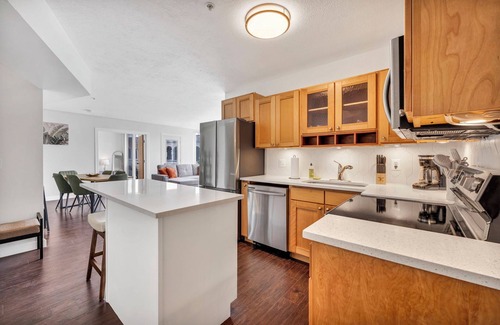 Ohio City Apartment | City Suite, Free Parking, 24/7 Hour Gym