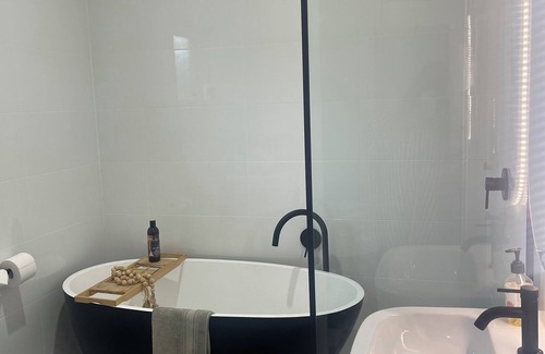 South Plympton Apartment | City to Sea-A 10 min tram ride to the city and Beach