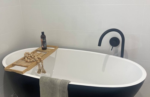 South Plympton Apartment | City to Sea-A 10 min tram ride to the city and Beach