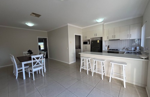Wagga Wagga House | City Townhouse Escape 1 - 1 Tarcutta
