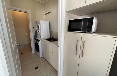 Wagga Wagga House | City Townhouse Escape 1 - 1 Tarcutta