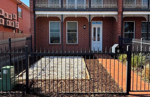 Wagga Wagga House | City Townhouse Escape 1 - 1 Tarcutta