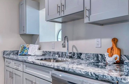 East Orange Condo | City View 1-bedroom spacious suite in WiFi, AC and