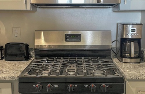 East Orange Condo | City View 1-bedroom spacious suite in WiFi, AC and
