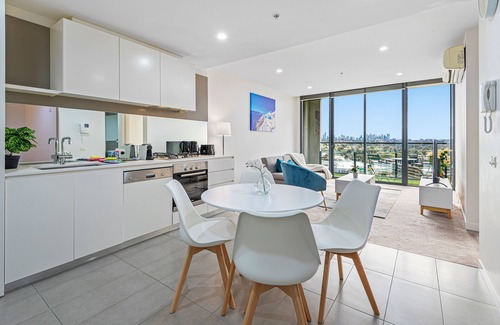 Malvern Apartment | City View 2BR Apartment w/Pool, Gym, Parking – Glen Iris