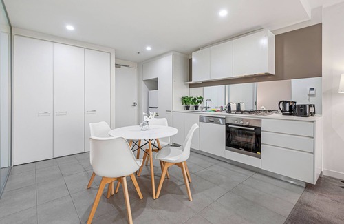 Malvern Apartment | City View 2BR Apartment w/Pool, Gym, Parking – Glen Iris