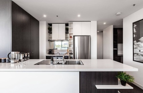 South Yarra Apartment | City View Chic in South Yarra with Parking