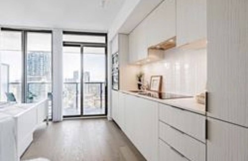 Church and Wellesley Condo | City View Condo Downtown Toronto Gym/Pool 1 Queen Bed W kitchen