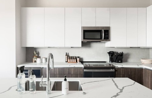 Jefferson Park Condo | City Views! | Chic Jefferson Park Condo | Tesoro