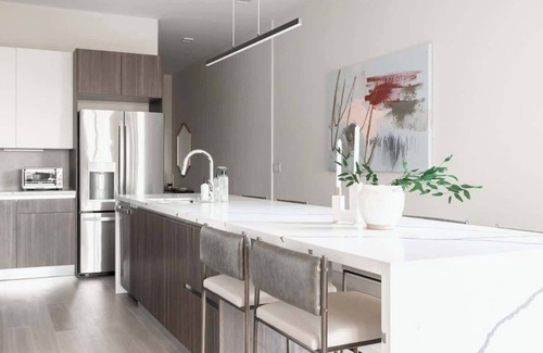 Jefferson Park Condo | City Views! | Chic Jefferson Park Condo | Tesoro