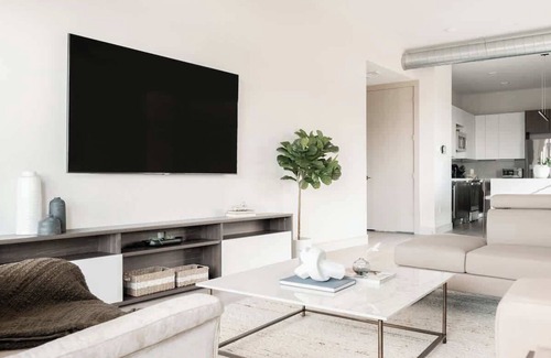 Jefferson Park Condo | City Views! | Chic Jefferson Park Condo | Tesoro