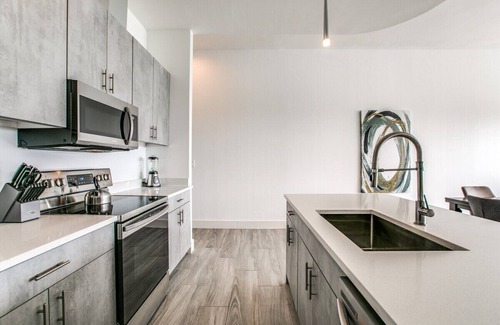 Cedars Apartment | City Views! King Bed with additional Loft bedroom