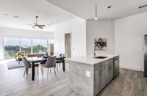 Cedars Apartment | City Views! King Bed with additional Loft bedroom