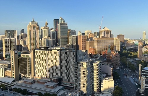 Chippendale Apartment | City Views W/pool Walking Distance to Darling Harbour