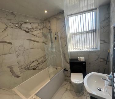 Newcastle-upon-Tyne Apartment | City West Apartments 3 bedroom large & modern Apartment