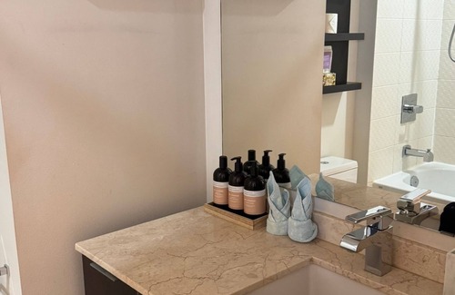 Downtown Toronto Hotel | Cityscape Luxury 1-bedroom