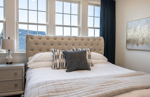Redmont Park House | Cityscape Oasis at The Golden | Contemporary Design, Spectacular Sunset Views