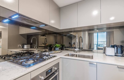 Woolloongabba Apartment | Cityscape Serenity with Pool near Gabba and CBD