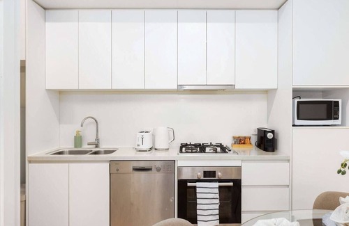 West End Apartment | Cityside Cozy 1BR | Near Southbank & City Centre