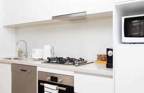 West End Apartment | Cityside Cozy 1BR | Near Southbank & City Centre