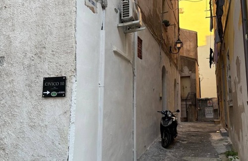 Sassari Apartment | Civic 10 II Spacious studio apartment with terrace above at Sassari Center