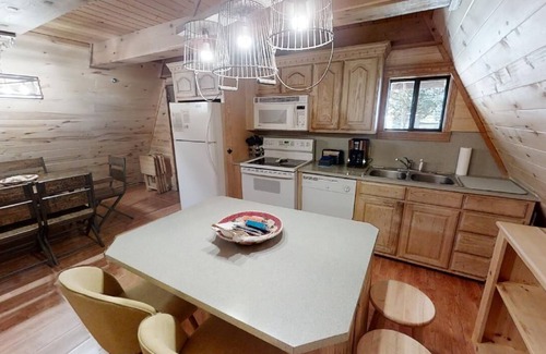 Red River Cabin | CJ A-Frame 1 - In Town - Ski In/Ski Out - Free WiFi - Cable - Washer/Dryer - Gas