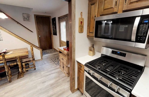 Red River Cabin | CJ A-Frame 3 - In Town - Ski In/Ski Out - Free WiFi - Cable - Hot Tub - Washer/D