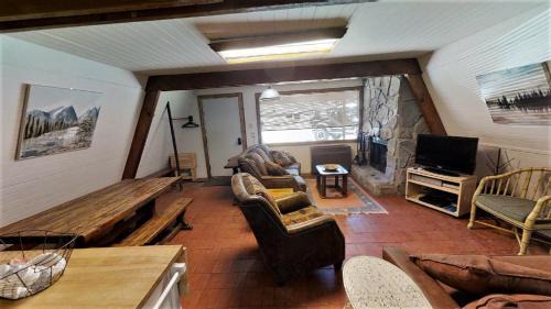 Red River House | Claim Jumper A-Frame 2 - On The River - WiFi - Cable - Wood Burning Fireplace